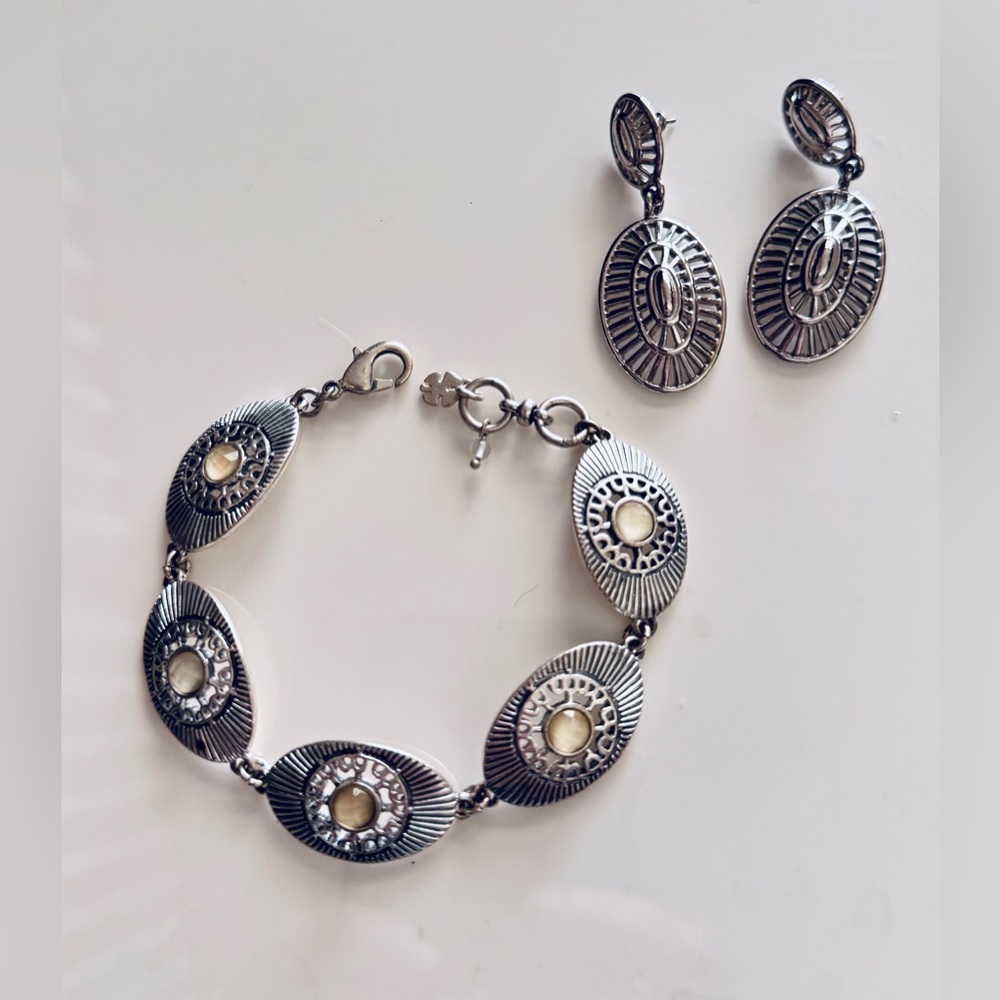 Lucky Brand White Pearl Flex Bracelet, Silver Tone
Finish & With Silver Earrings